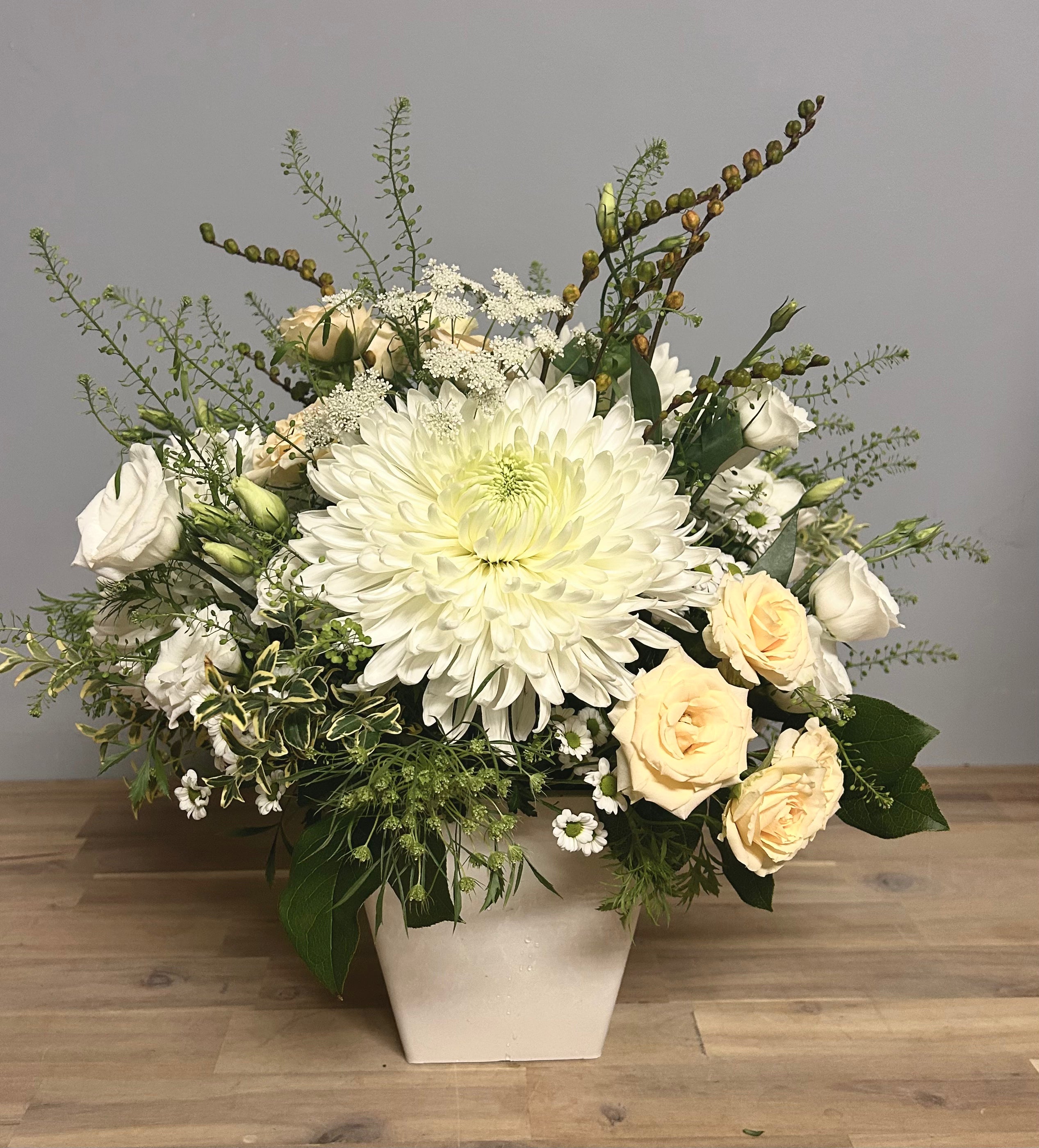 Arrangement chrysanthème et rosettes (contenant inclus)