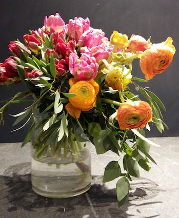 Bouquet moderne avec fleurs de saison, tulipes et feuillages retombant  - 60$ à 125$